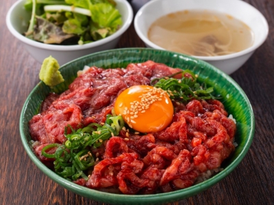 神戸産黒毛和牛の2種のユッケがたっぷりのった「生肉牛丼」人気焼肉専門店「渋谷 和牛焼肉USHIHACHI 極」のリニューアルしたこだわりメニューに注目！｜牛８（USHIHACHI）