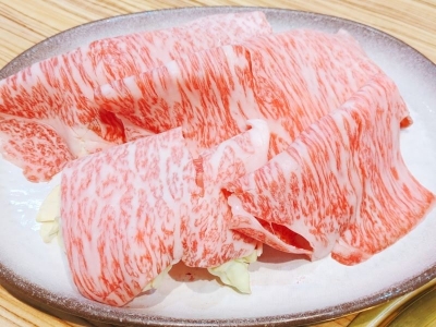 とろける食感と肉の風味が人気の秘密！看板メニュー「サーロインの焼きしゃぶ」鮮度抜群の黒毛和牛がリーズナブルな価格で味わえる精肉店直営の焼肉店（大阪市 東淀川区　黒毛和牛と旬野菜の店 いづみ家）｜黒毛和牛と旬野菜の店 いづみ家