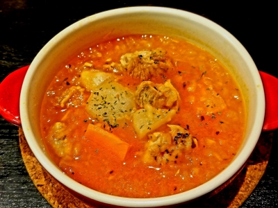 店主イチオシの自信作！野菜たっぷりの「鶏もも肉のトマト煮込み」自家製にこだわった週替わりのアラカルトメニューも人気のスペイン風居酒屋（大阪市 中央区　松屋町バル PASO）｜松屋町バル PASO 
