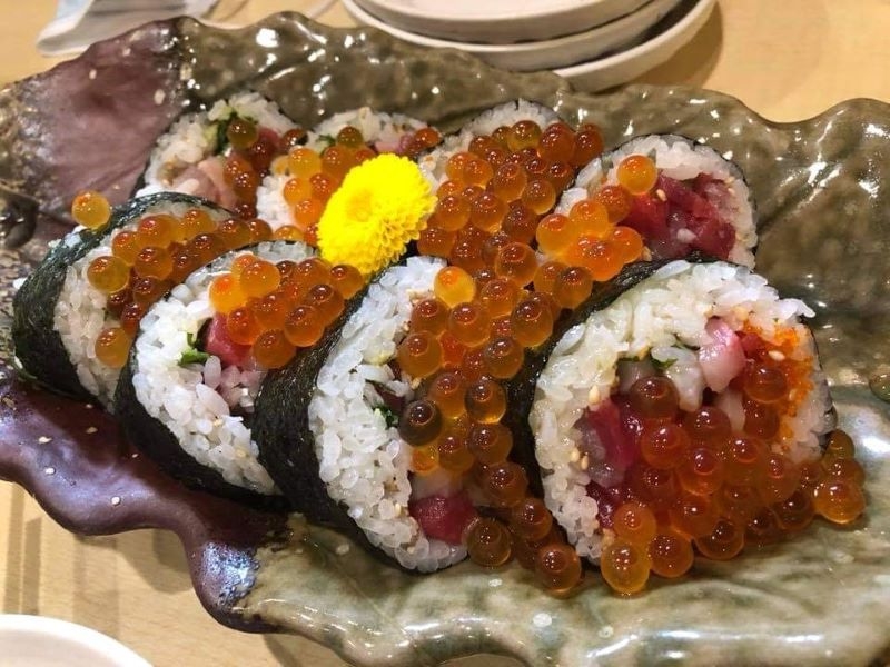 鮮魚たっぷりの巻き寿司からいくらがあふれる!「いくらたっぷり海鮮巻き」海鮮料理をはじめとしたコスパ抜群のメニューを季節の地酒と共に楽しめる居酒屋(兵庫県 西宮市 海鮮ダイニング すえの) 鮮魚たっぷりの巻き寿司からいくらがあふれる!「いくらたっぷり海鮮巻き」海鮮料理をはじめとしたコスパ抜群のメニューを季節の地酒と共に楽しめる居酒屋(兵庫県 西宮市 海鮮ダイニング すえの)|海鮮ダイニング すえの