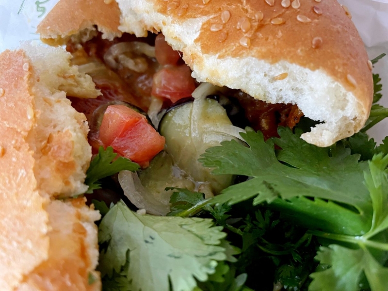 もはや森!?パクチー好き必食のフレッシュネスバーガー「パクチーチキンバーガー グリーンカレー」を食べてみた！｜グルメニュース 