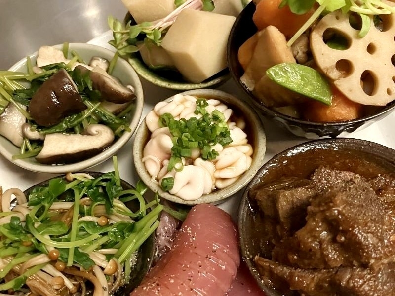 懐かしくて温かい!旬素材でつくる日替わりの「おばんざい」日本酒とナチュラルワインの品ぞろえも自慢のアットホーム居酒屋(名古屋市 中区 凡人/ボンド) 懐かしくて温かい!旬素材でつくる日替わりの「おばんざい」日本酒とナチュラルワインの品ぞろえも自慢のアットホーム居酒屋(名古屋市 中区 凡人/ボンド)|凡人