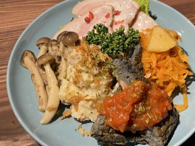 パンとお酒が進む！彩り鮮やかな「前菜の盛り合わせ5種」国際利酒師の店主が厳選した“パンに合うお酒と料理”が並ぶ「パン呑み」ができるバー（大阪市 阿倍野区　Bakery Kitchen aioi／ベーカリーキッチン アイオイ）｜Bakery Kitchen aioi