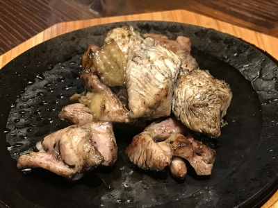 【試食会レポート（2024年）5月25日開催＠大阪 梅田】炭火で一気に焼き上げる旨味たっぷりジューシーな「名物 地鶏炭火焼 プレーン」地鶏料理や九州の郷土料理が楽しめる鹿児島県霧島市 塚田農場 梅田ギャザ阪急店（大阪市 北区　鹿児島県霧島市 塚田農場 梅田ギャザ阪急店）｜グルメニュース 
