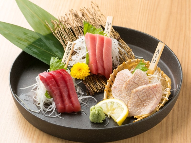 長崎県産の本まぐろを一本丸ごと仕入れ!鮮度抜群の看板メニュー「本まぐろ三種盛り」職人技が光る多彩な魚料理をリーズナブルに楽しめる鮮魚居酒屋(東京都 豊島区 魚然 池袋店) 長崎県産の本まぐろを一本丸ごと仕入れ!鮮度抜群の看板メニュー「本まぐろ三種盛り」職人技が光る多彩な魚料理をリーズナブルに楽しめる鮮魚居酒屋(東京都 豊島区 魚然 池袋店)|魚然 池袋店