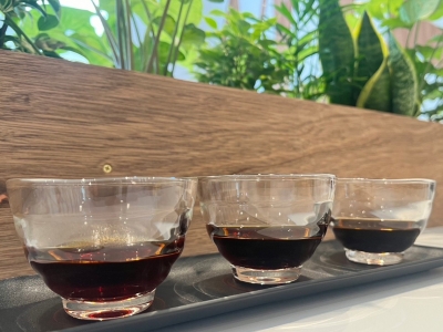 コーヒーの奥深さを週替わりで味わえる！3種の「飲み比べ」昼はさまざまな産地のスペシャルティコーヒーを堪能できるカフェ、夕方からは学習塾になる新スタイルのお店（大阪市 淀川区　Study&cafeタイタン）｜Study&Cafeタイタン
