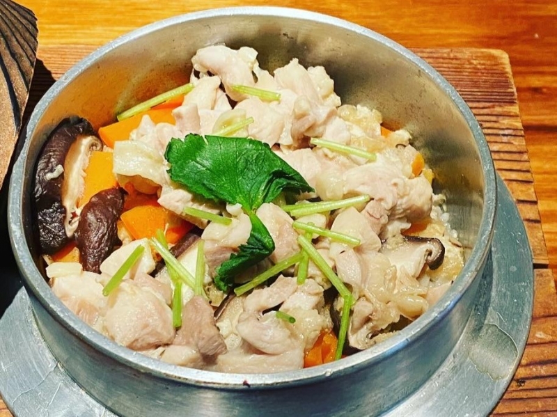 具材たっぷり!鶏の旨味を存分に味わえる人気の釜飯「とり五目釜飯」出汁から丁寧に手間暇かけて作るこだわりの釜飯と季節の一品料理が楽しめる和食居酒屋(大阪市 西区 酒と釜飯ひろき) 具材たっぷり!鶏の旨味を存分に味わえる人気の釜飯「とり五目釜飯」出汁から丁寧に手間暇かけて作るこだわりの釜飯と季節の一品料理が楽しめる和食居酒屋(大阪市 西区 酒と釜飯ひろき)|酒と釜飯ひろき