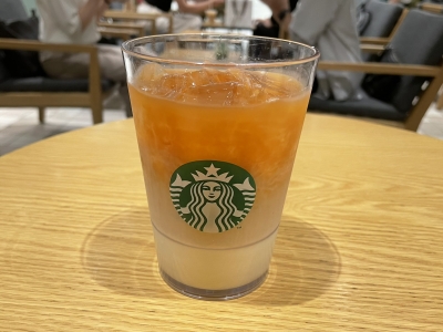 スタバの人気メニューが復活！「ほうじ茶 ＆ クラシックティー ラテ」実食レポ！ほうじ茶とホワイトチョコレートは相性抜群◎｜スイーツファン通信