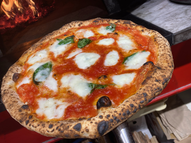 大衆イタリア食堂 アレグロ 塚口本店 - 500℃の薪窯で一気に焼き上げ