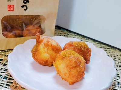讃岐うどん専門店「丸亀製麺」から登場！うどんから作る手作りドーナツ「丸亀うどーなつ」はもちもちふわふわ食感！「きび糖味」と「カレー味」の2つのフレーバーが楽しめる｜スイーツファン通信