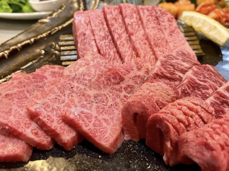 迷ったらコレ!特上ロース、特上バラ、特上タン、特上ハラミの4種類が楽しめるお得な一皿「欲張りギューギューセット」ほどよいサシと赤身のバランスがよい厳選黒毛和牛を味わえる焼肉店(大阪市 北区 黒毛和牛焼肉みかく屋) 迷ったらコレ!特上ロース、特上バラ、特上タン、特上ハラミの4種類が楽しめるお得な一皿「欲張りギューギューセット」ほどよいサシと赤身のバランスがよい厳選黒毛和牛を味わえる焼肉店(大阪市 北区 黒毛和牛焼肉みかく屋)|黒毛和牛焼肉みかく屋