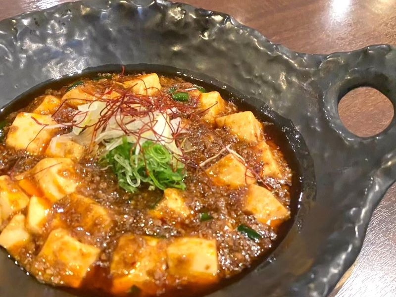 陶板(とうばん)のお皿で登場!出来立てアツアツの「麻婆豆腐」自家製にこだわった料理がバリエーション豊富に楽しめる居酒屋 (大阪市 淀川区 和伊和伊酒場きくぞう) 陶板(とうばん)のお皿で登場!出来立てアツアツの「麻婆豆腐」自家製にこだわった料理がバリエーション豊富に楽しめる居酒屋 (大阪市 淀川区 和伊和伊酒場きくぞう)|和伊和伊酒場きくぞう