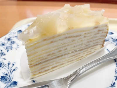 ジュワッと果実感！ドトールの期間限定「桃のミルクレープ」を実食レビュー！白桃の香りとやさしい味わいが広がる至福のスイーツ｜スイーツファン通信