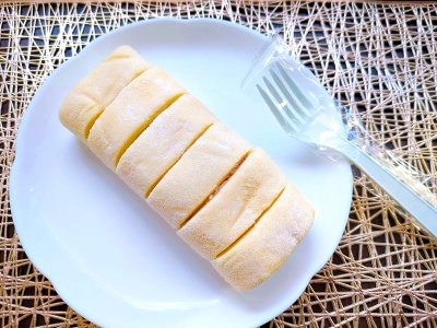 ローソンで人気の「もち食感ロール」モチモチの生地に北海道産生クリーム入りのホイップクリームがたっぷり！｜コンビニトピック
