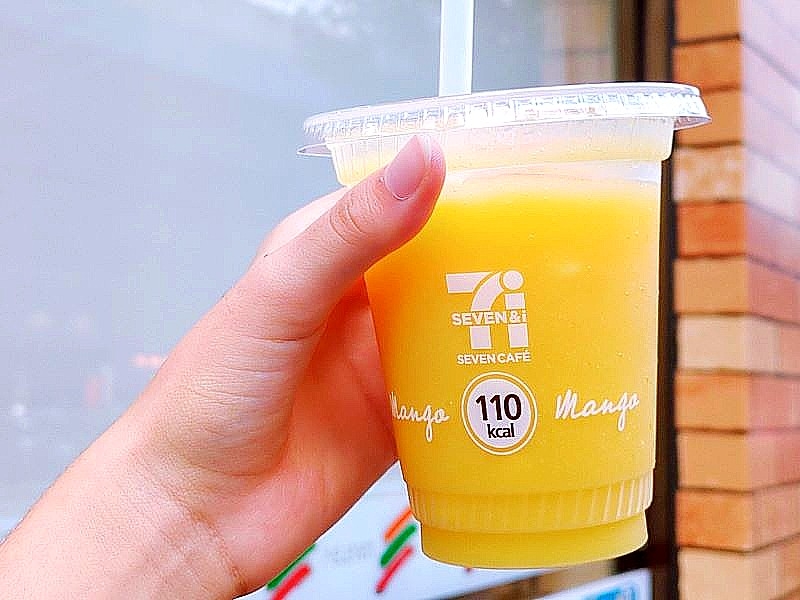 マンゴーの果肉がごろっ! セブンイレブン「マンゴー&マンゴースムージー」フルーツを手軽に美味しく摂れると人気の濃厚スムージーを体験! マンゴーの果肉がごろっ! セブンイレブン「マンゴー&マンゴースムージー」フルーツを手軽に美味しく摂れると人気の濃厚スムージーを体験!|コンビニトピック