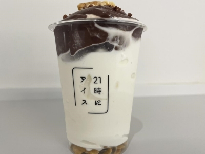 夜に味わう至福の大人スイーツ！ 夜アイス専門店 21時にアイスの「濃厚生チョコ」を実食レビュー！ 創業以来の一番人気メニューを堪能｜スイーツファン通信