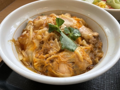 トロトロ卵がたまらない！なか卯の「親子丼」を実食レビュー！卵のコクと鶏肉の旨味が詰まった王道の一杯｜グルメニュース 