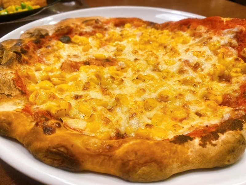 ワンコインでこの大きさ!?  トッピングでピザ耳がデザートに変身！ガスト「たっぷりマヨコーンピザ」を食べてみた♪ ｜グルメニュース 