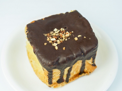 ファミリーマート「たっぷりチョコホイップのキューブデニッシュ」は風味豊かなデニッシュ生地と濃厚チョコの満足感あふれる一品！ ｜コンビニトピック