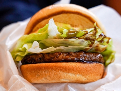 濃厚で深い味わいの秘密はソースにあり！モスバーガーが生んだ和風ハンバーガーの最高峰！ 元祖「てりやきバーガー」｜グルメニュース 