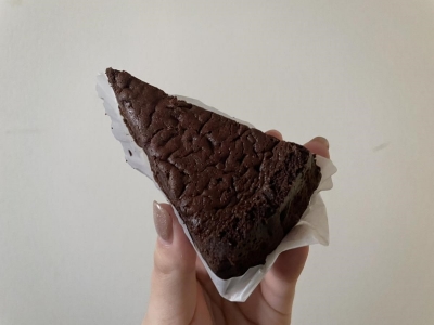お手軽なワンハンドスイーツ！ セブンイレブンの「かじるチーズケーキ」と「かじるガトーショコラ」を実食レビュー！ ビスケット生地との絶妙なハーモニーを堪能｜コンビニトピック