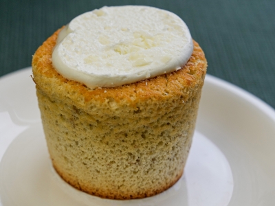 ローソン「バナナスフレマフィン」ふんわり軽いバナナ風味のマフィン生地にコクがあるけどさっぱりしたクリームがたっぷり！ ｜コンビニトピック