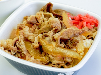 「うまい、安い、早い」シンプルでありながら飽きのこない本格的な味わい！しっかりとタレが絡んだ牛肉とタマネギが絶妙な「吉野家」の牛丼｜グルメニュース 