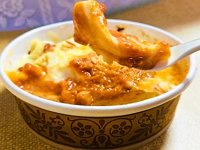 寒い日にぴったり！セブンプレミアム「デニーズ監修 蟹トマトクリームグラタン」蟹の風味豊かでコク深いソースが熱々のグラタンにマッチ♪｜コンビニトピック