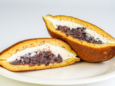 ローソン「どらもっち（あんこ＆ホイップ）」もちもち香ばしい生地にたっぷりのクリームとあんこの美味しさがぎゅうぎゅう！｜コンビニトピック