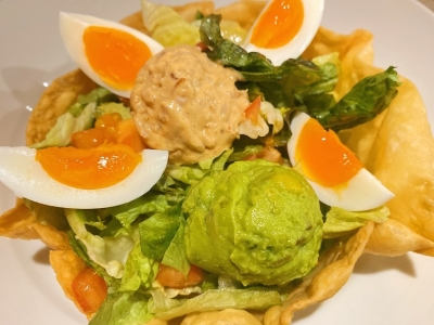 ひっくり返して崩して食べる！? ココス「カリフォルニアタコサラダ」を実食！｜グルメニュース 