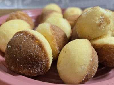 コロンと丸い見た目がかわいい、無印良品「豆乳とおからの鈴カステラ」ひとくち頬張るたびに優しい甘さが口の中いっぱいに広がる♪｜おかし好きライター