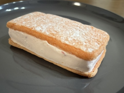 セブンイレブンの期間限定スイーツ「いちごのふわふわサンド」実食レビュー！ ケーキ生地といちごアイスが奏でる甘酸っぱいハーモニー｜コンビニトピック