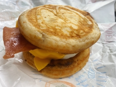 メープルの甘さ×ベーコンの塩気の絶妙ハーモニー！ 朝マック「マックグリドル ベーコンエッグサンド」が絶品すぎる｜グルメニュース 