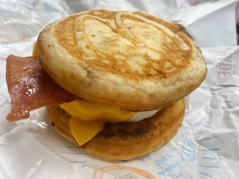 メープルの甘さ×ベーコンの塩気の絶妙ハーモニー！ 朝マック「マックグリドル ベーコンエッグサンド」が絶品すぎる｜グルメニュース 