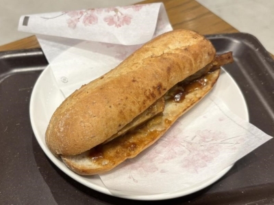 コーヒーの合間の贅沢サンドイッチ！スターバックスコーヒー「照り焼きチキン 石窯フィローネ」を実食レビュー！ サクふわ食感とジューシーチキンの絶妙コンビ｜グルメニュース 