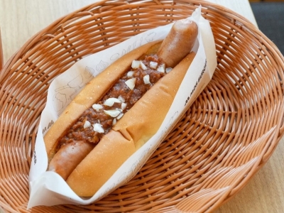 モスバーガー「チリドッグ」実食レポート！パリッと香ばしいソーセージとピリ辛チリソースの絶品コンビ