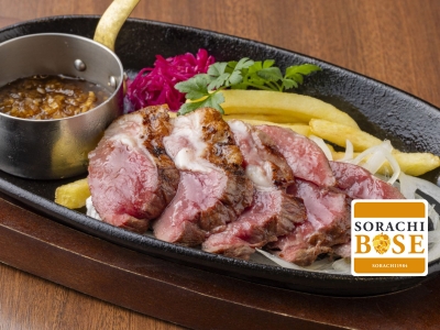 【名古屋市 東区　CRAFT BEER KOYOEN（クラフトビヤ コウヨウエン） ブロッサ久屋大通店】アツアツの鉄板で自分好みの焼き加減に！ポルチーニソースで味わう「ラムランプのグリルステーキ」稀少なスイングカランで注いだビールを楽しめるレトロなビアレストラン