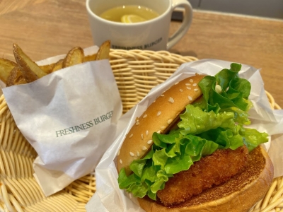 サクふわ食感の「サーモンフライバーガー」と爽やか「フレッシュレモネード」の絶品コンビ！ フレッシュネスバーガー実食レポ