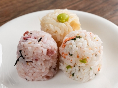 セブンイレブン「春の彩りおむすびセット6個入り～梅ひじき・たけのこ御飯・鮭菜飯～」多彩な味わいで春を満喫！