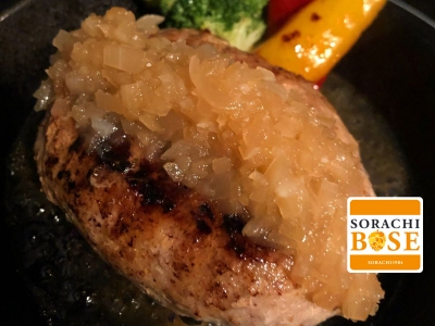【福島県 郡山市　隠家yellow】ボリューム満点！ 肉汁あふれる「自家製ハンバーグ鉄板焼き」こだわりの料理と多彩なお酒を堪能できるダイニングバー