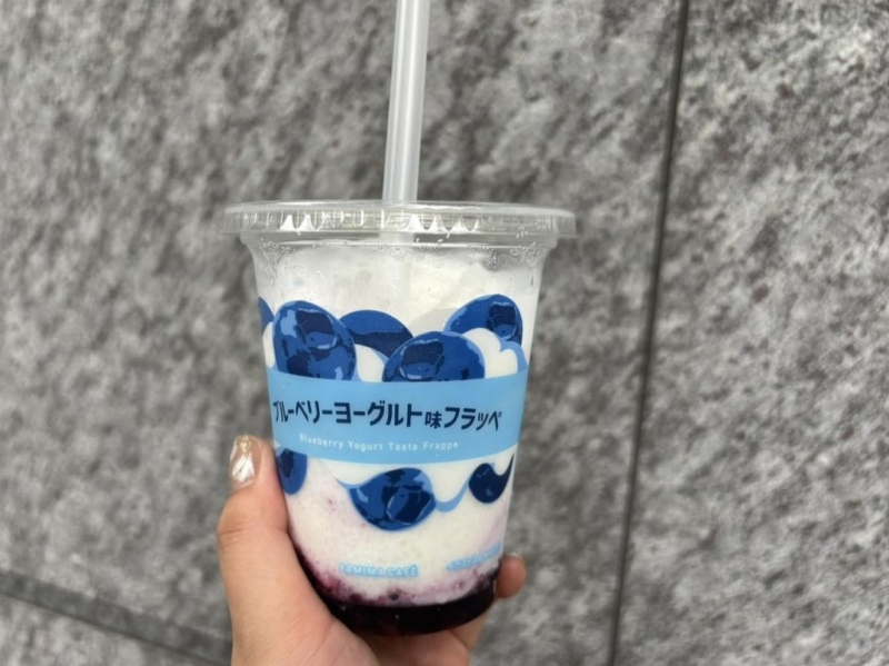 初夏の涼を2層で楽しむ! ファミリーマート「ブルーベリーヨーグルト味フラッペ」を実食レビュー! 爽やかな酸味と果肉の食感が魅力♪ 初夏の涼を2層で楽しむ! ファミリーマート「ブルーベリーヨーグルト味フラッペ」を実食レビュー! 爽やかな酸味と果肉の食感が魅力♪|コンビニトピック