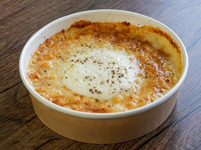 濃厚で香り豊かなチーズが味わえる♪ ファミリーマート「とろけるチーズソースが決め手 5種チーズドリア」｜コンビニトピック