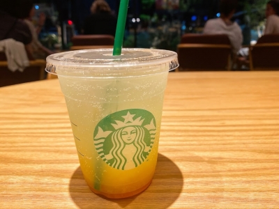 スターバックスの新作！贅沢シトラス系の炭酸ドリンク「チラックス ソーダ ゆずシトラス」で体験する、爽快な夏の先取りリフレッシュタイム｜スイーツファン通信