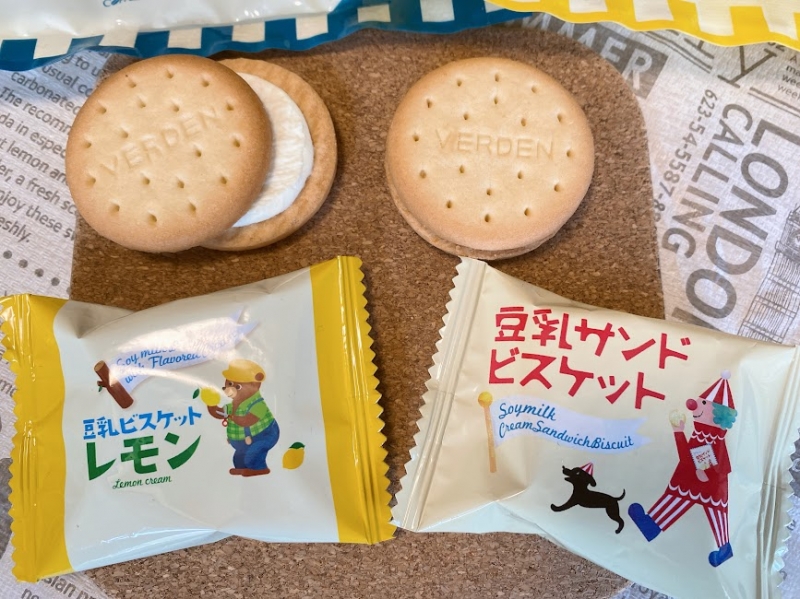 カルディ「豆乳サンドビスケット」を食べ比べ！ サクサクのビスケットとまろやかクリームの心地よい二重奏♪｜おかし好きライター