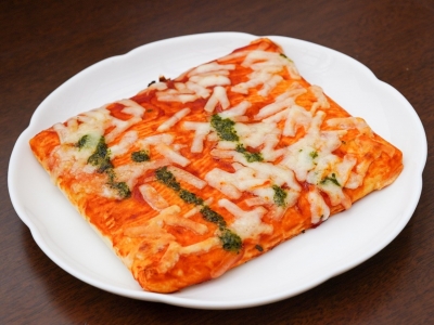 食物繊維たっぷり！ シャトレーゼ「糖質86%カットのピザ マルゲリータ」はチーズとバジルが香る本格ピザ！