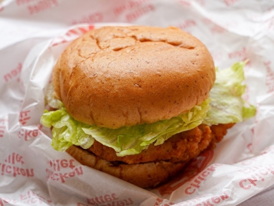 ケンタッキー「チキンフィレバーガー」実食レポ！ 秘伝スパイス×全粒粉バンズの黄金コンビ｜グルメニュース 