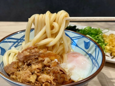 満足感たっぷり！ 丸亀製麺「肉たまぶっかけ」コクと旨みがぎゅっと詰まった一杯｜グルメニュース 
