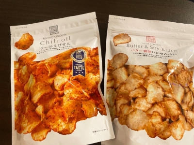 ピリ辛vs 香ばし！ 紀ノ国屋の「ラー油えびせん」と「バター醤油いかせんべい」を食べ比べてみた！