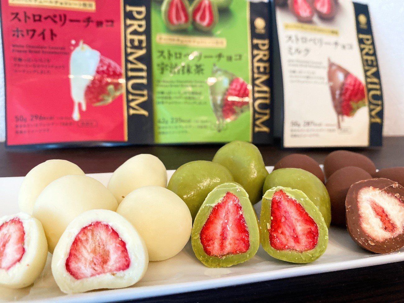ファミマルPREMIUMの「ストロベリーチョコ」3種（ホワイト・宇治抹茶
