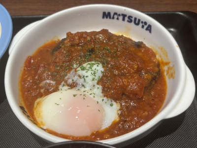 夏季限定からレギュラー昇格！ 松屋「うまトマハンバーグ定食」にんにく香るトマトソースとふっくらハンバーグの絶品コンビ｜グルメニュース 